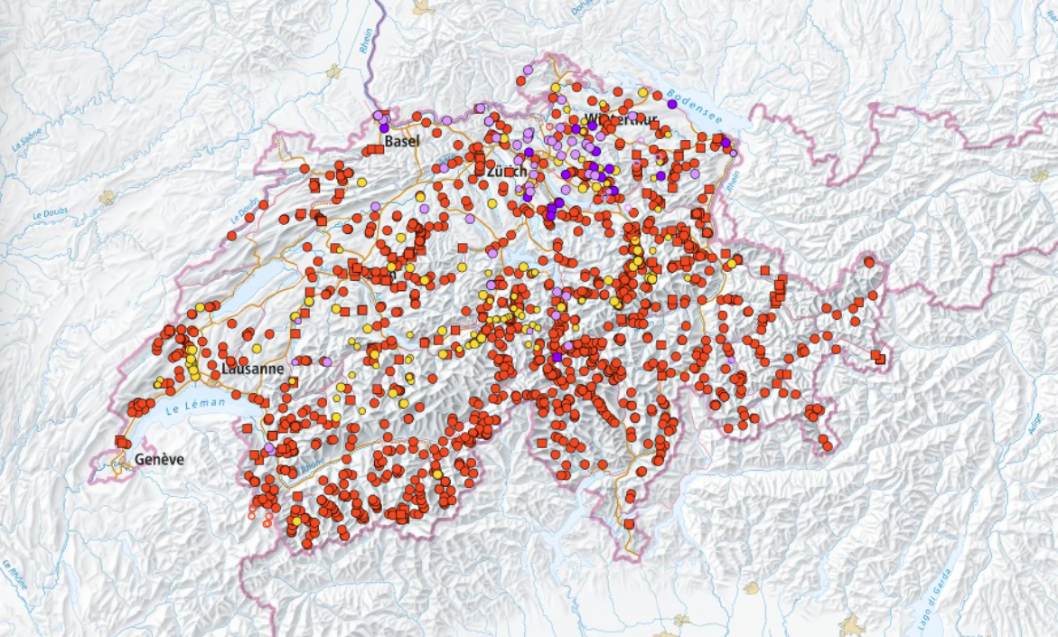 Blick auf einen kleinen Fluss mit Kiesbank, wo Menschen spielen und entspannen, der Fluss ist von Bäumen umgeben.